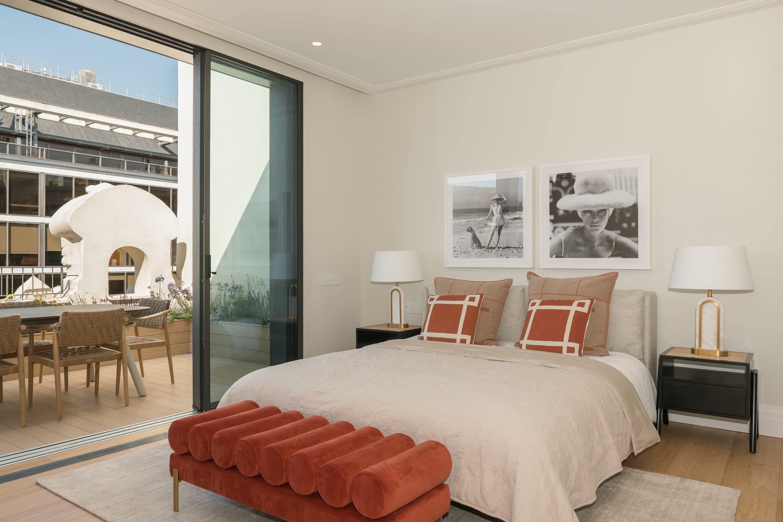 Muestras de materiales, tejidos y piezas de diseño en el showroom de BANQA